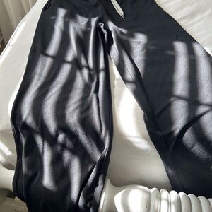 Vuori Women’s Essential Wideleg Pant.  Black Heather.  Size Large.